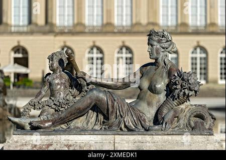 Figure féminine mythologique au bord de la Fontaine de Fama, Fontaine de Fama, fontaine, fontaine, parterre d'eau, nouveau palais Herrenchiemsee, palais Banque D'Images