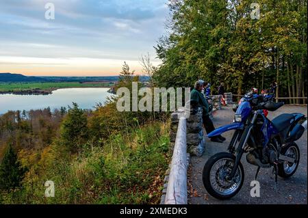 Vue du Kesselberg au lac Kochel, motocycliste sur la route de Kesselberg, col de Kesselberg, Préalpes bavaroises, Alpes, haute Bavière, Bavière Banque D'Images