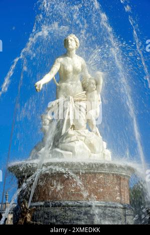 Statue en marbre de la déesse Latona avec les enfants Diana et Apollon, Fontaine de Latona, Fontaine de Latona, fontaine, parc du château, château Herrenchiemsee Banque D'Images