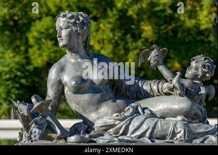 Figure féminine mythologique au bord de la Fontaine de Fama, Fontaine de Fama, fontaine, fontaine, parterre d'eau, nouveau palais Herrenchiemsee, palais Banque D'Images