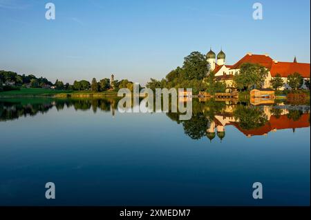 Abbaye bénédictine romane monastère de Seeon, église monastère réunissant Lambert avec réflexion dans le lac du monastère, eau douce calme le soir Banque D'Images