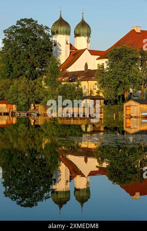 Abbaye bénédictine romane Monastère Seeon, église monastère réunissant Lambert avec réflexion dans le lac du monastère, eau douce calme le soir Banque D'Images