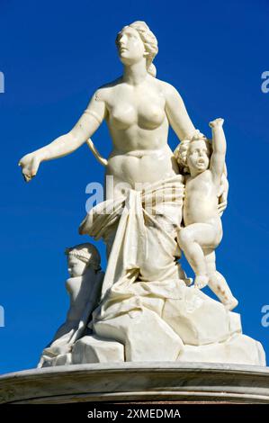 Statue en marbre de la déesse Latona avec les enfants Diana et Apollon, Fontaine de Latona, Fontaine de Latona, fontaine, parc du château, château Herrenchiemsee Banque D'Images