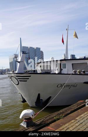 Grand navire nommé Olympia dans le port devant l'architecture moderne et le pont, avec des drapeaux sur le pont, bateau de croisière, Maas, Rotterdam, pays-Bas Banque D'Images