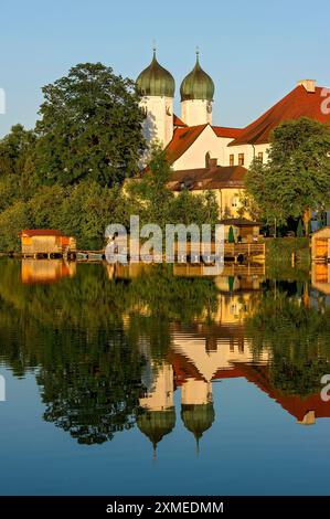 Abbaye bénédictine romane Monastère Seeon, église monastère réunissant Lambert avec réflexion dans le lac du monastère, eau douce calme le soir Banque D'Images