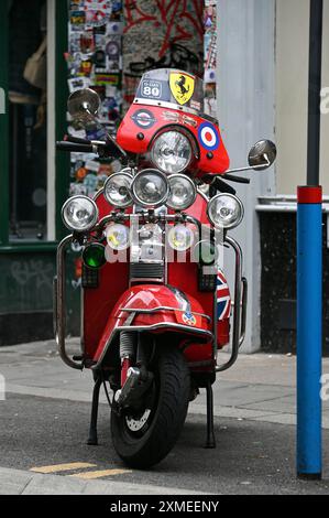 Scooter devant Quadrophenia Alley, Brighton, Angleterre, Grande-Bretagne Banque D'Images