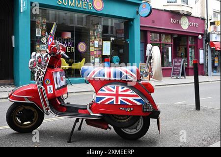 Scooter devant Quadrophenia Alley, Brighton, Angleterre, Grande-Bretagne Banque D'Images