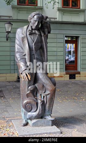 Une statue de Hans Christian Andersen, auteur pour enfants, se dresse dans une rue piétonne de la vieille ville historique de Bratislava. Banque D'Images