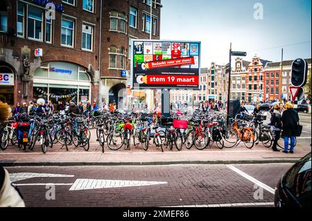 Au cœur d'Amsterdam, un canal pittoresque avec des péniches bordant ses rives. Les façades vibrantes et l'architecture classique créent une atmosphère charmante, Banque D'Images