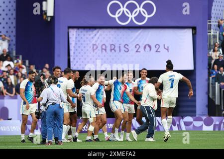 PARIS, FRANCE. 27 juillet 2024. Les joueurs de France célèbrent après le match pour la médaille d’or finale de rugby à sept hommes entre la France et les Fidji le premier jour des Jeux Olympiques de Paris 2024, au stade de France, Paris, France. Crédit : Craig Mercer/Alamy Live News Banque D'Images