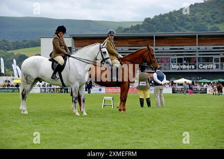 Des personnes participant à des épreuves équestres au Royal Welsh Show, Builth Wells, juillet 2024 Banque D'Images