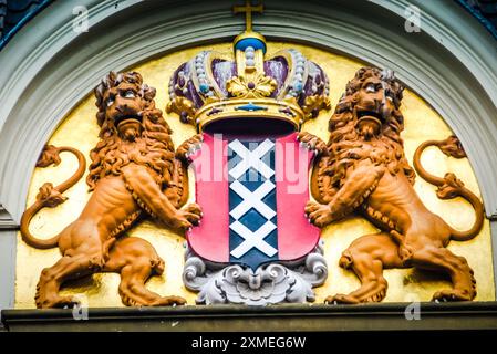 Les armoiries d'Amsterdam présentent deux lions endémiques flanquant un bouclier rouge central. Le bouclier affiche une bande noire chargée de trois saltir dorés Banque D'Images