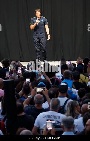 Castel Di Sangro, Abbruzzes, Italie. 27 juillet 2024. Antonio Conte entraîneur de Napoli rencontre les fans pendant le jour 3 du camp d'entraînement de pré-saison de SSC Napoli au Stadio Patini à Castel di Sangro, Italie, le 27 juillet 2024 (crédit image : © Ciro de Luca/ZUMA Press Wire) USAGE ÉDITORIAL SEULEMENT! Non destiné à UN USAGE commercial ! Banque D'Images