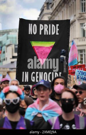 Londres, Angleterre, Royaume-Uni. 27 juillet 2024. Un partisan tient une pancarte disant˜pas de fierté dans le génocide' alors qu'ils marchent à travers Londres. Le thème du défilé de cette année est ''˜Justice et libération'' pour les droits des trans et en solidarité avec la Palestine, le Soudan, Haïti et le Congo. Le sixième anniversaire 2024 fait suite à une augmentation des tentatives de faire reculer les organisateurs des droits de l'homme de la communauté trans disent. Cela inclut la politique récente du gouvernement conservateur précédent sur « l'idéologie du genre » qui ne sera plus enseignée dans les écoles. Ailleurs, le rapport de la SAE, un examen indépendant de la prestation de HE Banque D'Images