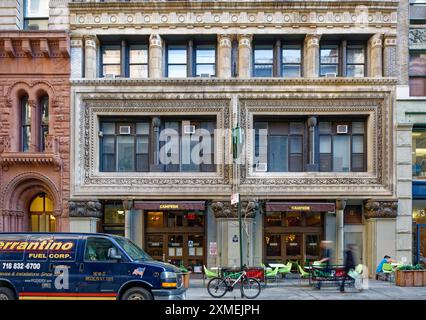 Le Landmark 9-11 East 16th Street est un loft commercial de sept étages converti en appartements, avec une façade élaborée en briques blanches et en terre cuite. Banque D'Images