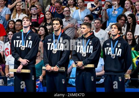 Paris, France. 27 juillet 2024. Alessandro Miressi, Thomas Ceccon, Paolo Conte Bonin et Manuel frigo, d’Italie, remportent la médaille de bronze après avoir participé à la finale masculine du relais nage 4x100m nage libre aux Jeux Olympiques de Paris 2024 à la Defense Arena de Paris (France), le 27 juillet 2024. Crédit : Insidefoto di andrea staccioli/Alamy Live News Banque D'Images