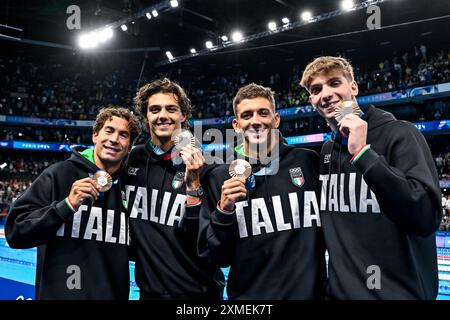 Paris, France. 27 juillet 2024. Manuel frigo, Thomas Ceccon, Paolo Conte Bonin et Alessandro Miressi, d’Italie, montrent les médailles de bronze après avoir participé à la finale masculine du relais nage 4x100m nage libre aux Jeux Olympiques de Paris 2024 à la Defense Arena de Paris (France), le 27 juillet 2024. Crédit : Insidefoto di andrea staccioli/Alamy Live News Banque D'Images