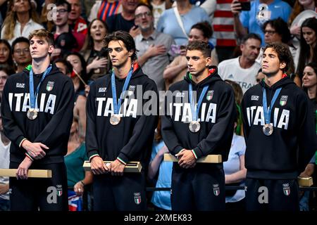 Paris, France. 27 juillet 2024. Alessandro Miressi, Thomas Ceccon, Paolo Conte Bonin et Manuel frigo, d’Italie, remportent la médaille de bronze après avoir participé à la finale masculine du relais nage 4x100m nage libre aux Jeux Olympiques de Paris 2024 à la Defense Arena de Paris (France), le 27 juillet 2024. Crédit : Insidefoto di andrea staccioli/Alamy Live News Banque D'Images