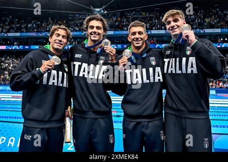 Paris, France. 27 juillet 2024. Manuel frigo, Thomas Ceccon, Paolo Conte Bonin et Alessandro Miressi, d’Italie, montrent les médailles de bronze après avoir participé à la finale masculine du relais nage 4x100m nage libre aux Jeux Olympiques de Paris 2024 à la Defense Arena de Paris (France), le 27 juillet 2024. Crédit : Insidefoto di andrea staccioli/Alamy Live News Banque D'Images