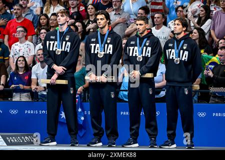 Paris, France. 27 juillet 2024. Alessandro Miressi, Thomas Ceccon, Paolo Conte Bonin et Manuel frigo, d’Italie, remportent la médaille de bronze après avoir participé à la finale masculine du relais nage 4x100m nage libre aux Jeux Olympiques de Paris 2024 à la Defense Arena de Paris (France), le 27 juillet 2024. Crédit : Insidefoto di andrea staccioli/Alamy Live News Banque D'Images