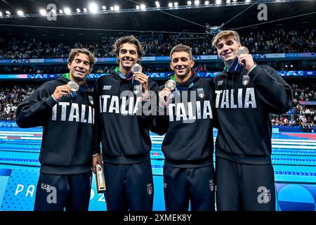 Paris, France. 27 juillet 2024. Manuel frigo, Thomas Ceccon, Paolo Conte Bonin et Alessandro Miressi, d’Italie, montrent les médailles de bronze après avoir participé à la finale masculine du relais nage 4x100m nage libre aux Jeux Olympiques de Paris 2024 à la Defense Arena de Paris (France), le 27 juillet 2024. Crédit : Insidefoto di andrea staccioli/Alamy Live News Banque D'Images