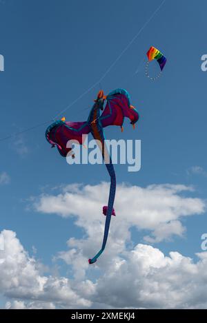 Festival de cerf-volant sur Southsea commun à Portsmouth. Ce sont des cerfs-volants en forme de dragon. Juillet 2024. Banque D'Images