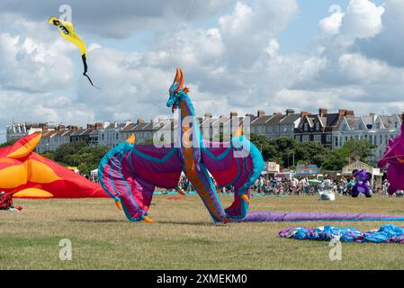 Festival de cerf-volant sur Southsea commun à Portsmouth. Ce sont des cerfs-volants en forme de dragon. Juillet 2024. Banque D'Images