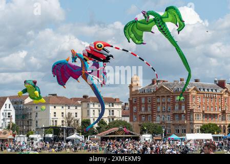 Festival de cerf-volant sur Southsea commun à Portsmouth. Ce sont des cerfs-volants en forme de dragon. Juillet 2024. Banque D'Images