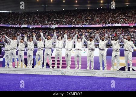 Paris, France, 27 juillet 2024. La France célèbre sur le podium après avoir remporté l'or lors des Jeux Olympiques de Paris 2024 Rugby Sevens Gold Medal match éliminatoire entre la France et les Fidji au stade de France le 27 juillet 2024 à Paris, France. Crédit : Pete Dovgan/Speed Media/Alamy Live News Banque D'Images