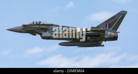 Aérodrome Old Buckenham, Old Buckenham, Norfolk, Royaume-Uni. 27 juillet 2024. Un Eurofighter Typhoon FGR.4 de la RAF piloté par le Flight Lieutenant David 'Turbo' Turnbull du 29e escadron basé à la RAF Coningsby dans le Lincolnshire s'expose à un spectacle éblouissant au Old Buckenham Air Show. Le schéma de peinture de chasseur de jour de l'ère Aircraft 1944 rappelle un Hawker Typhoon du 257e Escadron. Cet avion est affectueusement connu sous le nom de « Moggy ». Crédit : Stuart Robertson/Alamy Live News. Banque D'Images