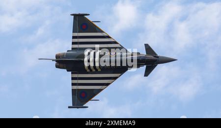 Aérodrome Old Buckenham, Old Buckenham, Norfolk, Royaume-Uni. 27 juillet 2024. Un Eurofighter Typhoon FGR.4 de la RAF piloté par le Flight Lieutenant David 'Turbo' Turnbull du 29e escadron basé à la RAF Coningsby dans le Lincolnshire s'expose à un spectacle éblouissant au Old Buckenham Air Show. Le schéma de peinture de chasseur de jour de l'ère Aircraft 1944 rappelle un Hawker Typhoon du 257e Escadron. Cet avion est affectueusement connu sous le nom de « Moggy ». Crédit : Stuart Robertson/Alamy Live News. Banque D'Images