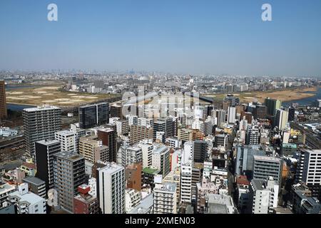 Vue sur le paysage urbain de Kawasaki depuis le pont d'observation de l'hôtel de ville de Kawasaki et vue panoramique sur Tokyo de l'autre côté de la rivière Tama Banque D'Images