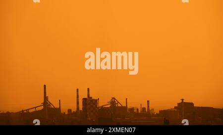 Une vue panoramique de la zone industrielle de Kawasaki baignée par un coucher de soleil orange depuis la terrasse d'observation de l'hôtel de ville de Kawasaki Banque D'Images