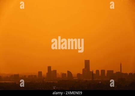 Une vue panoramique de Yokohama Minato Mirai, baignée par un coucher de soleil orange, vue depuis le pont d'observation de l'hôtel de ville de Kawasaki Banque D'Images