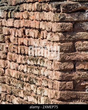 Design de mur de briques rétro : ciment Vintage point autour de l'angle avec lumière et ombre. Banque D'Images