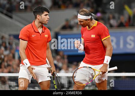 Paris, France. 27 juillet 2024. Olympia, Paris 2024, Tennis, doubles hommes, Round 1, Roland Garros, Gonzalez/Molteni (Argentine) - Alcaraz/Nadal (Espagne), Carlos Alcaraz (g) et Rafael Nadal Cheer. Crédit : Marijan Murat/dpa/Alamy Live News Banque D'Images