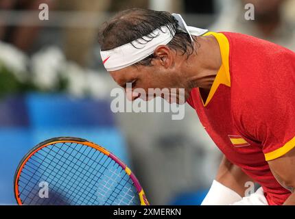 Paris, France. 27 juillet 2024. Rafael Nadal, Espagnol, réagit lors de la première manche du double tennis masculin des Jeux Olympiques de Paris 2024 au stade Roland-Garros à Paris, France, le 27 juillet 2024. Crédit : WAN Xiang/Xinhua/Alamy Live News Banque D'Images