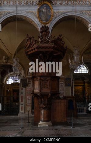 Ancienne chaire en bois sculptée à la main dans la basilique de Santa Maria in Aracoeli, colline du Capitole, Rome, Italie Banque D'Images