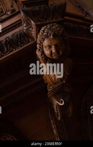 Tête d'ange sculptée dans une ancienne chaire en bois sculptée à la main dans la basilique de Santa Maria in Aracoeli, colline du Capitole, Rome, Italie Banque D'Images