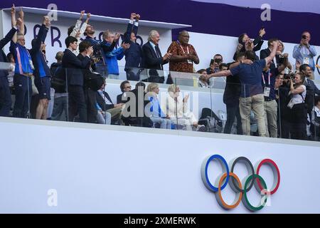 Paris, France. 27 juillet 2024. Le président français Emmanuel Macron (2e l, arrière) célèbre la victoire de l'équipe de France lors du match pour la médaille d'or masculine de rugby à sept opposant la France aux Fidji aux Jeux Olympiques de Paris 2024 à Paris, France, le 27 juillet 2024. La France a gagné 28-7 et a remporté la médaille d'or. Crédit : Xu Chang/Xinhua/Alamy Live News Banque D'Images