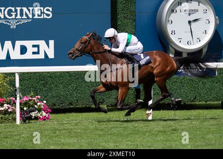 Ascot, Berkshire, Royaume-Uni. 27 juillet 2024. Horse Friendly Soul monté par le jockey Kieran Shoemark remporte les Longines Valiant Stakes (classe 1) (Groupe 3) au QIPCO King George Day à l'hippodrome d'Ascot dans le Berkshire. Propriétaire George Strawbridge, entraîneur John et Thady Gosden, Newmarket, éleveur George Strawbridge. Crédit : Maureen McLean/Alamy Live News Banque D'Images