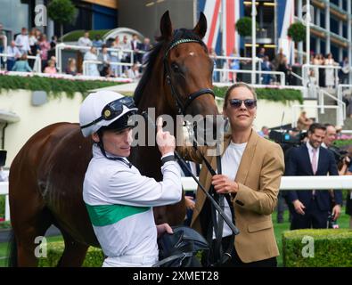 Ascot, Berkshire, Royaume-Uni. 27 juillet 2024. Horse Friendly Soul monté par le jockey Kieran Shoemark remporte les Longines Valiant Stakes (classe 1) (Groupe 3) au QIPCO King George Day à l'hippodrome d'Ascot dans le Berkshire. Propriétaire George Strawbridge, entraîneur John et Thady Gosden, Newmarket, éleveur George Strawbridge. Crédit : Maureen McLean/Alamy Live News Banque D'Images