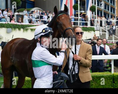 Ascot, Berkshire, Royaume-Uni. 27 juillet 2024. Horse Friendly Soul monté par le jockey Kieran Shoemark remporte les Longines Valiant Stakes (classe 1) (Groupe 3) au QIPCO King George Day à l'hippodrome d'Ascot dans le Berkshire. Propriétaire George Strawbridge, entraîneur John et Thady Gosden, Newmarket, éleveur George Strawbridge. Crédit : Maureen McLean/Alamy Live News Banque D'Images