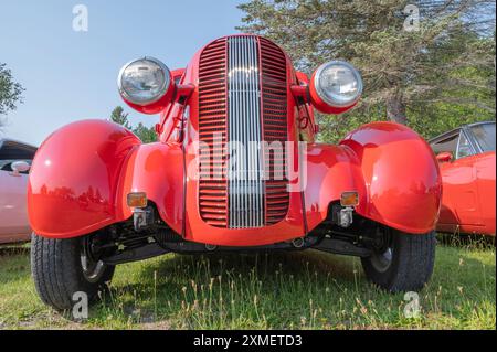 Camion vintage rouge vif au Hilton Beach Ontario Classic car Show sur St Joseph's Island, Ontario Banque D'Images