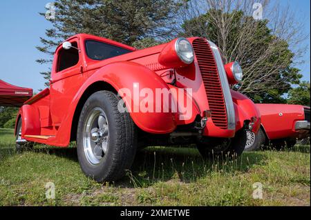 Hilton Beach, Ontario, Canada - 27 juillet 2024 : camionnette Dodge 1937 rouge au salon de voitures classiques, vue à angle bas Banque D'Images