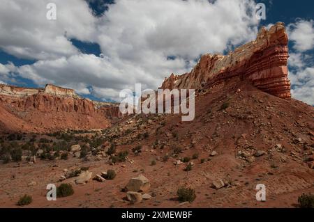 Une aileron proéminent de la formation de Chinle et Entrada près du ranch Ghost d'Abiquiu, Nouveau-Mexique Banque D'Images