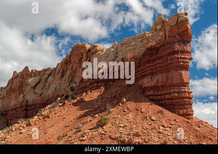 Une aileron proéminent de la formation de Chinle et Entrada près du ranch Ghost d'Abiquiu, Nouveau-Mexique Banque D'Images