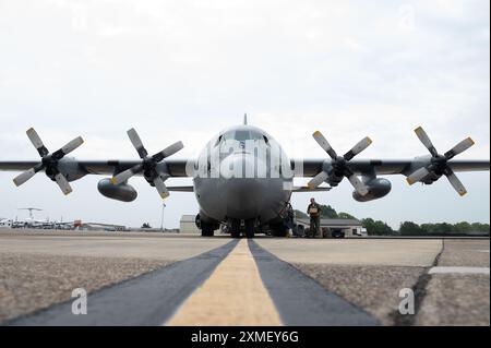 Un C-130 Hercules de la Force aérienne chilienne est assis sur la ligne de vol à la base aérienne de Douvres, Delaware, le 23 juillet 2024. La visite faisait partie d'une mission de plusieurs jours de ventes militaires à l'étranger entre les États-Unis et le Chili. Le Chili est l’un des principaux partenaires des États-Unis en Amérique latine et un chef de file dans la promotion du respect de l’État de droit, de la stabilité économique, de l’éducation, de la protection de l’environnement, des droits de l’homme, et du développement durable. (Photo de l'US Air Force par l'aviateur principal Dieondiere Jefferies) Banque D'Images