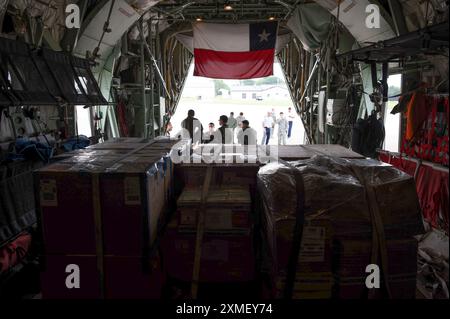 Des membres de la Force aérienne chilienne se préparent à charger un C-130 Hercules de la Force aérienne chilienne à la base aérienne de Douvres, Delaware, le 23 juillet 2024. La visite faisait partie d'une mission de plusieurs jours de ventes militaires à l'étranger entre les États-Unis et le Chili. Le Chili est l’un des principaux partenaires des États-Unis en Amérique latine et un chef de file dans la promotion du respect de l’État de droit, de la stabilité économique, de l’éducation, de la protection de l’environnement, des droits de l’homme, et du développement durable. (Photo de l'US Air Force par l'aviateur principal Dieondiere Jefferies) Banque D'Images