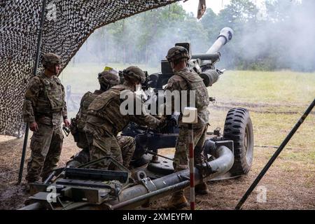 Les soldats de la garde nationale de l'armée de Floride (FLARNG) avec la batterie Alpha du 2-116th Field Artillery Regiment, tirent un obusier M119 de 105 mm pendant l'exercice exportable combat Training Capability (XCTC) au Camp Shelby, Mississippi, le 26 juillet 2024. XCTC a mis les soldats FLARNG à l’épreuve et renforcé leur capacité à performer dans des environnements austères. (U. S Army photo par SPC. Alexander Helman) Banque D'Images